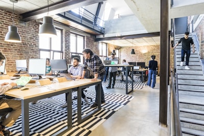 333体育官方公告栏目配图，显示团队在现代化办公室工作的场景